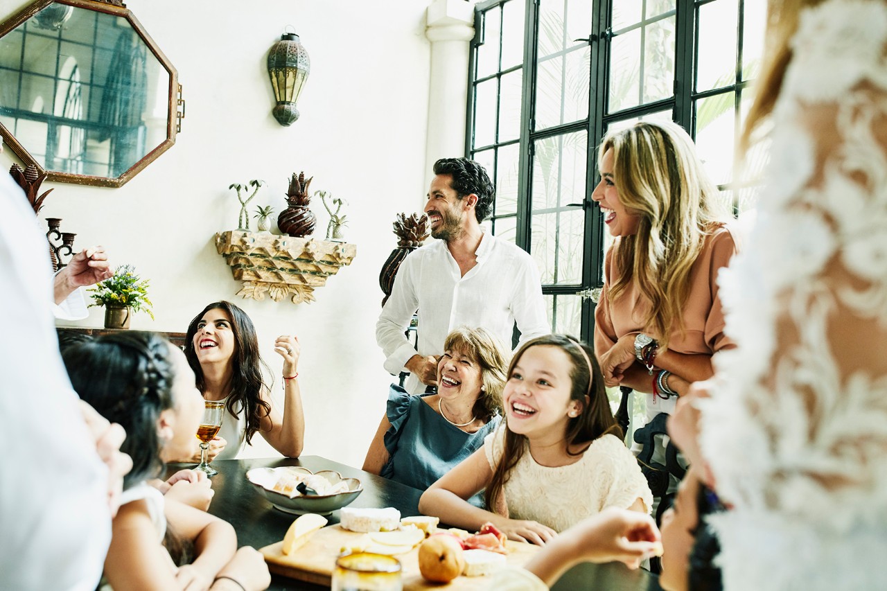 Le conseiller en investissement Un groupe de 10 personnes riant autour d'une table